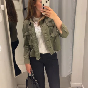 Grön jacka  - Så fin olivgrön jeansjacka, storlek 36💗