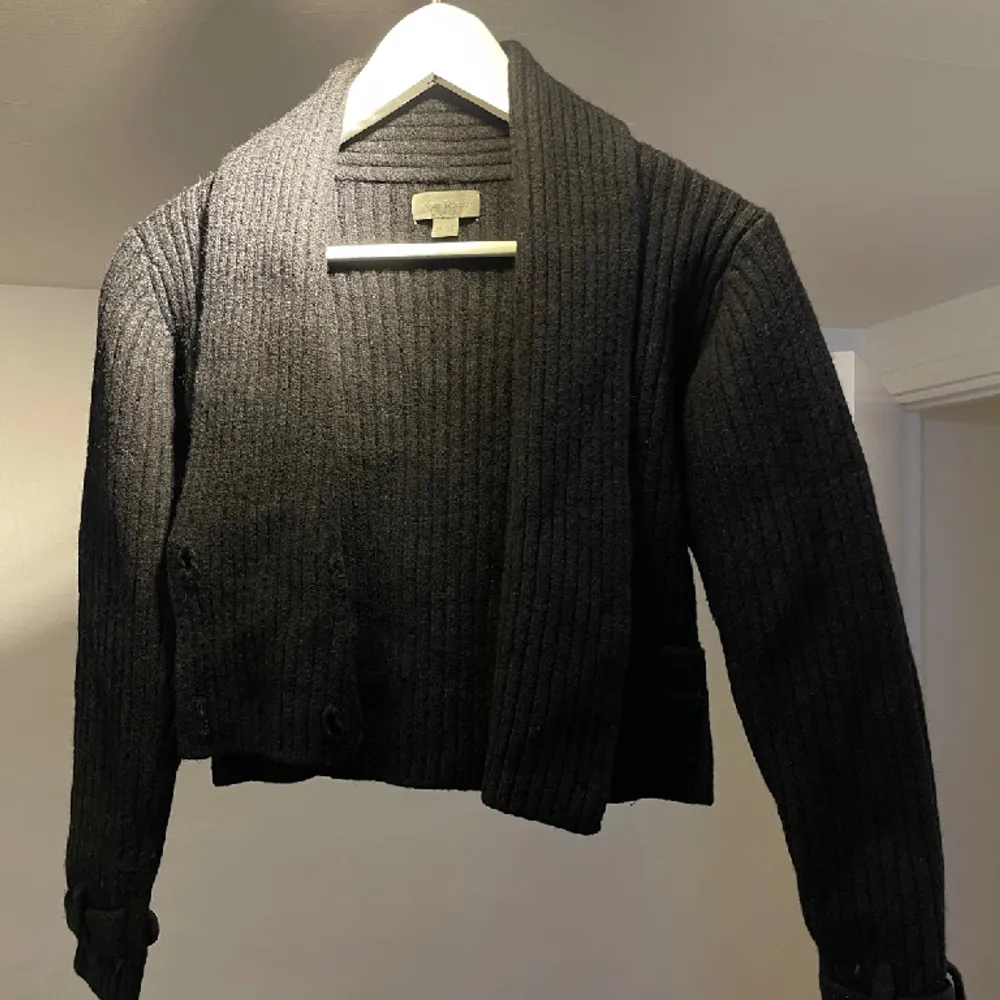 stickad kofta lite nopprig 🫶🏼 från acne studios, passar xs/xxs. Tröjor & Koftor.