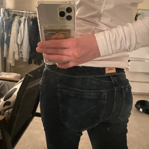 Mid rise jeans. - Mörkblåa Only Jeans. Modellen är bootcut, midrise. Blue anno 1995. Skriv privat för frågor!