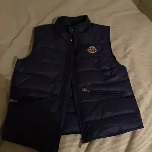 Moncler väst blå bra skick 