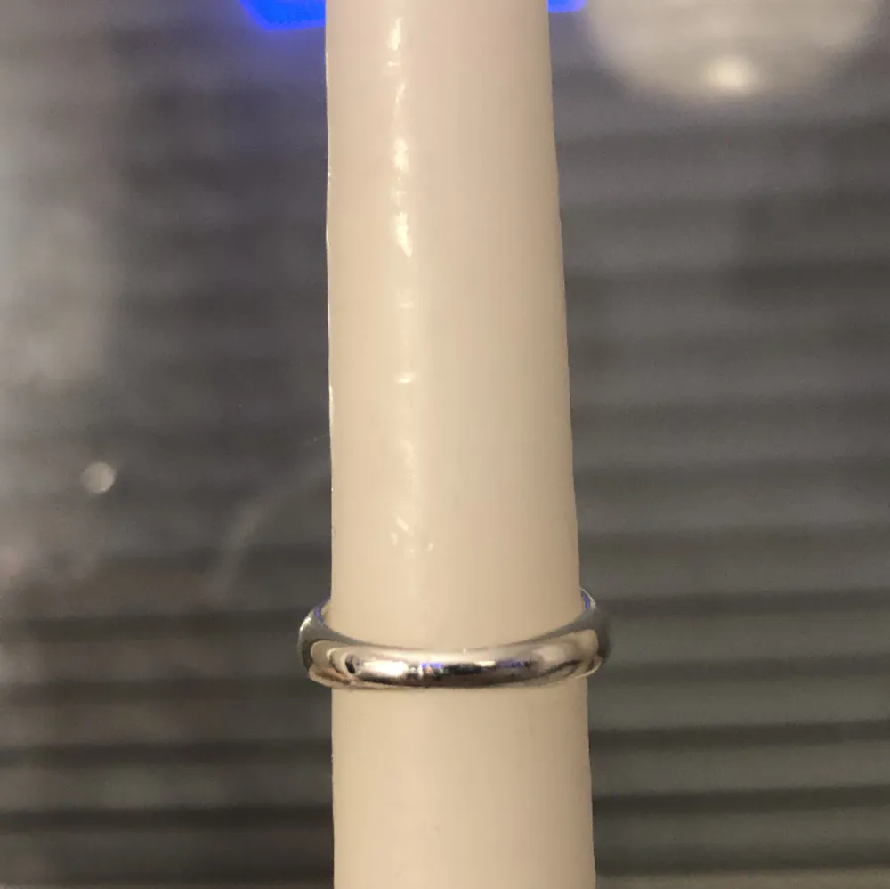 En jätte fin silver ring köpt i Finland för mindre än en månad sen💗 Säljer för 50 kr + frakt🫶 Tvättar såklart ordentligt innan jag postar☺️. Accessoarer.