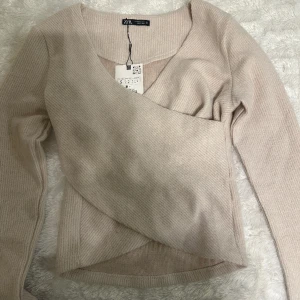 Helt ny stickad tröja  - Helt ny stickad tröja med prislapp, aldrig använd, storlek S. pris går att diskutera