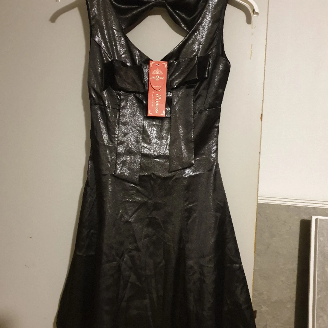Svart glansig klänning