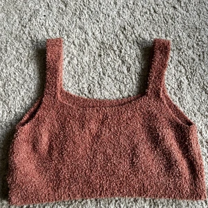 Mysig överdel - Mysigt, kort linne från Uniqlo. Älskar materialet, super mysigt men säljer då det inte riktigt passade mig. Knappt använd. Storlek XS. Tveka inte att höra av dig om du har några frågor eller vill ha fler bilder.