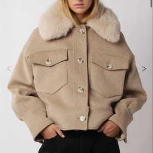 Meotine Charlie Jacket - Säljer min fina meotine jacka! Inga tecken på användning och pälsen går lätt att ta av. Slut på hemsidan🩷  Hör av er för fler bilder🌸