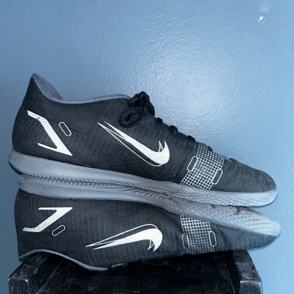 Svarta Nike Futsal skor storlek 45, väldigt sköna som sitter bra på foten med anpassning av normal smal fot! Använder aldrig, Nypris: 850kr. Skor.