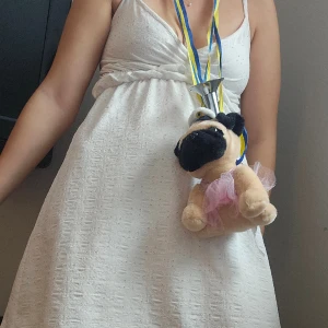 Klänning - Supersnygg vit klänning i nyskick! Endast använd 1 gång tidigare. Passar perfekt för student eller inför sommaren!💓