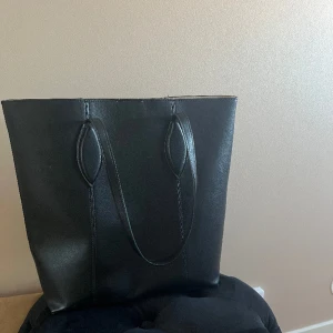 Shoppingväska zara - En rymling väska från zara. Använd ett fåtal ggr, så i väldigt bra skick!!!💕💕 