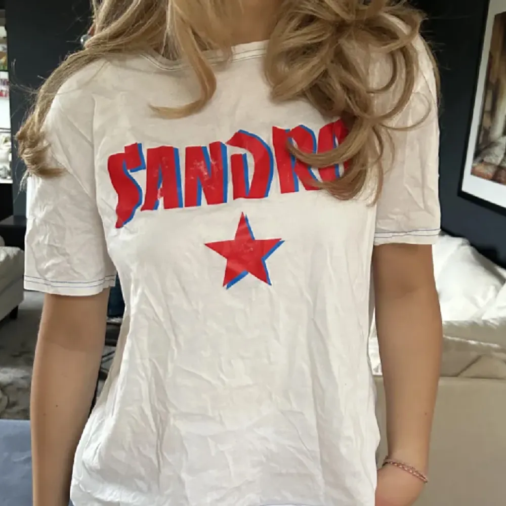 Säljer denna t-shirts från sandro, den har en liten defekt på S!💋inte mina bilder. T-shirts.