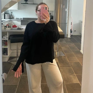 Svart tröja  - En basic men snygg svart tröja från Lindex! Knappt använd 🥰 Står att det är storlek 2XL, men skulle säga att den är JÄTTEliten i storleken, och passar verkligen M. Även XS/S för en mer oversized look!  Den har även en slits vid slutet av ärmarna! 🤍