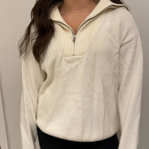 Vit zara tröja  - Vit jättefin tröja från zara. 🥰