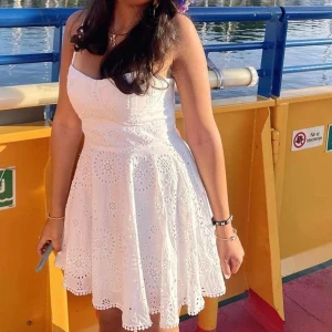 Student klänning  - Hej!🫶🏼Säljer min vita klänning som använts en gång på midsommar. Passar super bra till studenten🥳🥰Skick 9/10