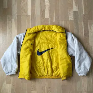 Svinfet Bootleg Nike Jacka som är reversible. Ingen angiven storlek men skulle tippa på en lös L. Oversized på dig som har M/L oftast och kommer sitta propert på dig som bär XL. Vit på utsidan och gul på insidan. Bra skick! Några lösa sömmar dock.