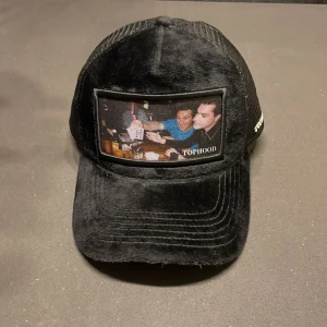 Velvet cap - Säljer nu min helt nya keps! Köpte den i somras men har helt ärligt glömt bort den. Den är aldrig använd och är därmed helt 10/10 skick! Säljer den nu eftersom att det inte riktigt är min stil längre. Pris kan diskuteras vid snabb affär. Köpt för 500