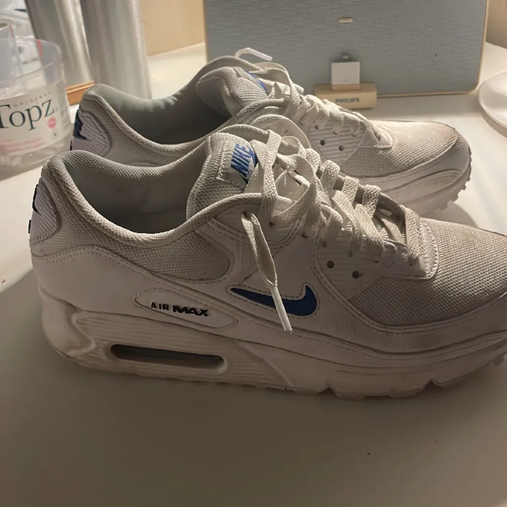 Säljer att par Nike air Max 90s. Väldigt bra skick men lite smutsiga på framsidan men går änklet att ta bort. Säljer för de kommer inte till användning.. Skor.