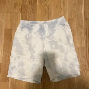 Ett par mycket fina shorts som är perfekta till sommaren. Skicket är mycket bra och om du vill ha fler bilder så skriv 💬 