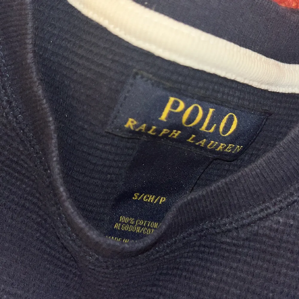 Polo Ralph Lauren sweatshirt som inte kommer till användning längre.  Väldigt fint skick och inte många gånger använd.  Mörkblå med vitt märke, jättefin.  Tröjan passar S samt XS, lite liten i storleken. Tröjor & Koftor.
