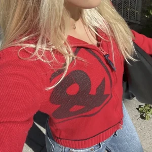 D&G kofta - Säljer denna dolde & Gabbana kofta i storlek M men pssar Xs/S, säljer då den tyvärr inte är min stil länge. Betalning sker via swish och köparen står för frakt ❤️🪩( lånade bilder från förra säljaren ) 