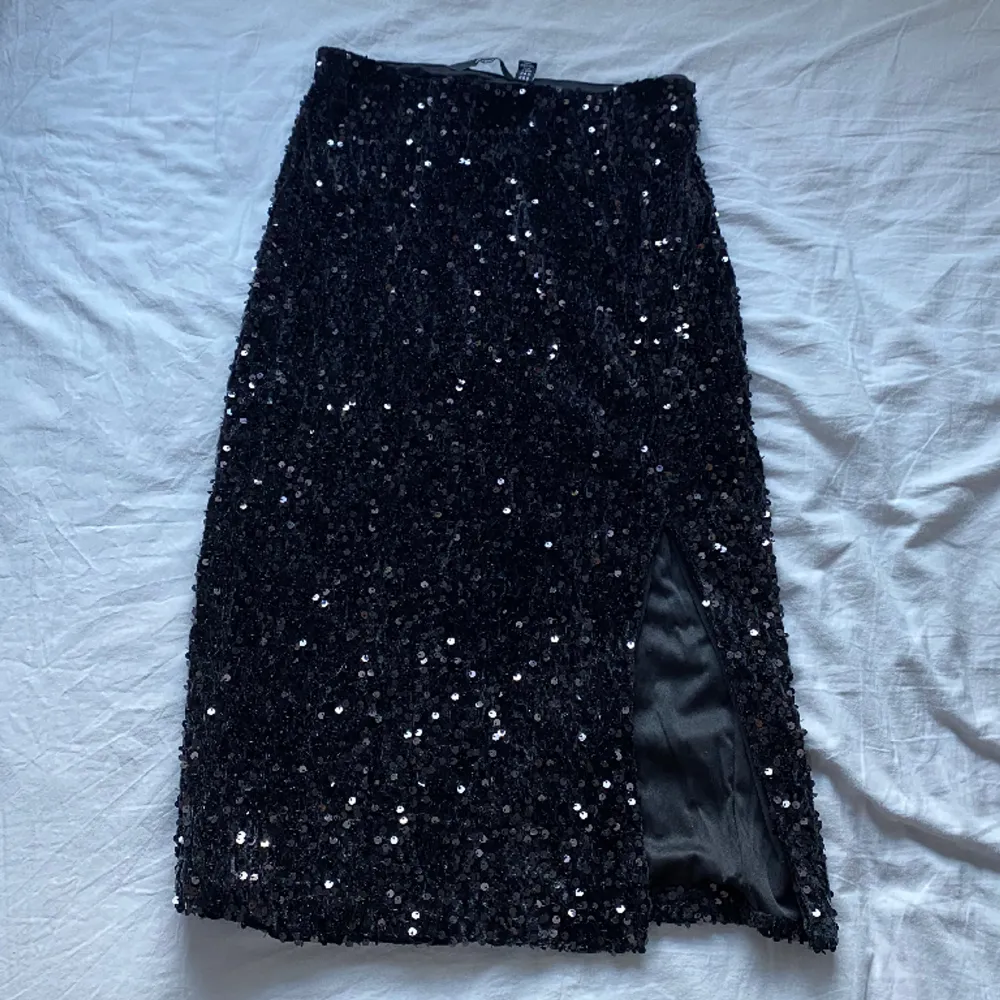 Säljer denna super coola lång kjol med glitter paljetter  från vero Moda då den är för kort för mig❤️ Pris kan diskuteras!. Kjolar.