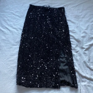 Lång kjol - Säljer denna super coola lång kjol med glitter paljetter  från vero Moda då den är för kort för mig❤️ Pris kan diskuteras!