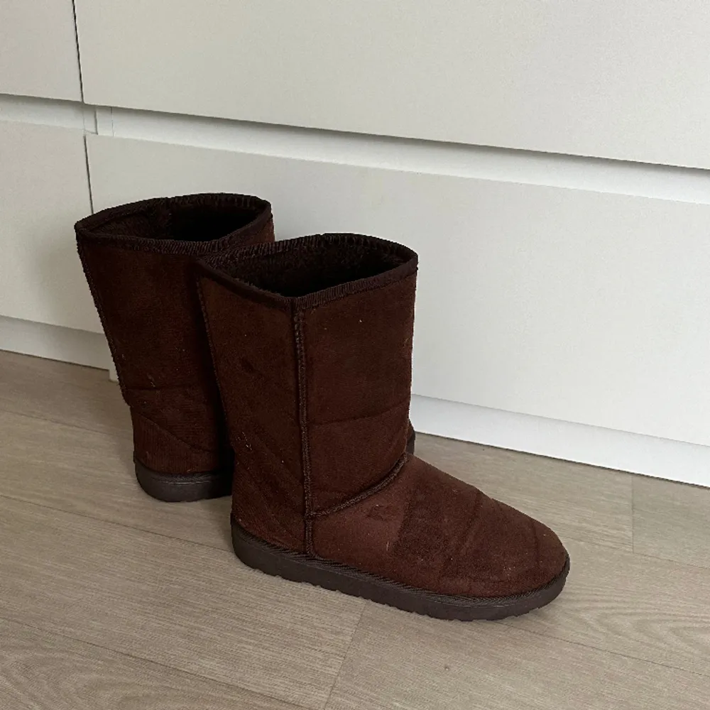 Bruna boots som liknar Uggs. Storlek CN40 (inte samma som vanligt storlek 40). 25cm i fotlängd. . Skor.