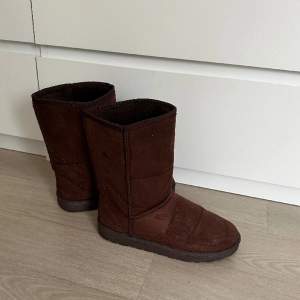Bruna boots som liknar Uggs. Storlek CN40 (inte samma som vanligt storlek 40). 25cm i fotlängd. 