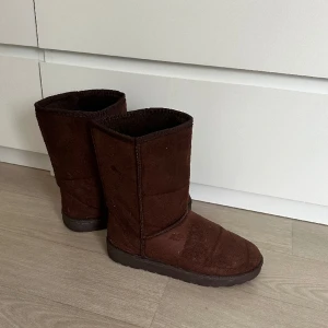 Bruna boots - Bruna boots som liknar Uggs. Storlek CN40 (inte samma som vanligt storlek 40). 25cm i fotlängd. 