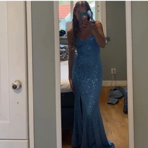 Balklänning glittrig blå  - En blå glittrig balklänning som jag har köpt här från Plick! Jag säljer den på grund av att jag ångrat mig 💕Verkligen sååå fin!! Jag är 173 cm lång och då går den precis ner till fötterna. Priset går att diskutera😙