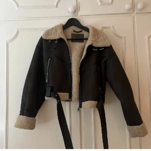 ZARA jacka BYTES  - Hej! Jag har denna superfina jacka från ZARA som är använd väldigt få gånger så i superfint skick. Jag hade gärna velat byta om någon liknande mer oversized, ej croppad variant. Skriv om du har en jacka att byta med! 