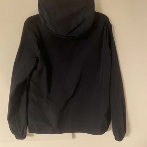 Moncler windberaker - Skick runt 8/10 retail: ca 8000 mitt pris:3500 eller kom med bud. Skirv vid intresse