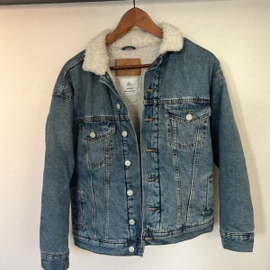 Jeans jacka  - Jeans jacka med fleece inuti och fodrade armar  Storlek S  Katt finns i hemmet 