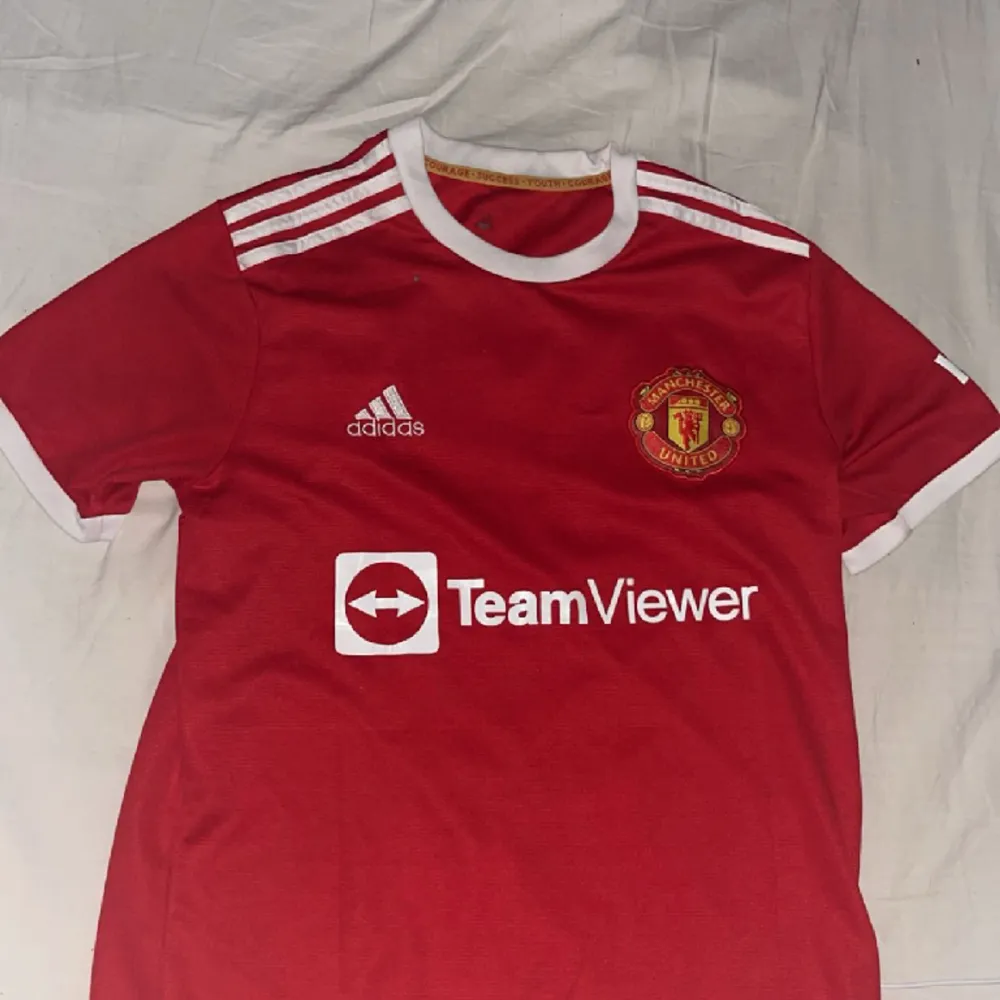 En manchester united tröja från säsongen 2021-2022 med Ronaldo på ryggen. cond 10/10. T-shirts.