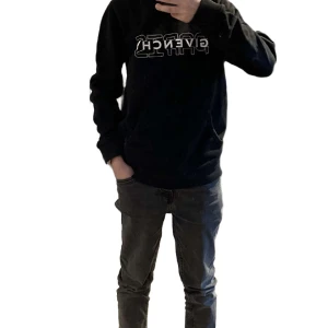 Givenchy hoodie  - Tjena, säljer än givenchy hoodie i top skick original pris ny: ca 2500. Den är äkta och för 12 åringar! Pris kan diskuteras 