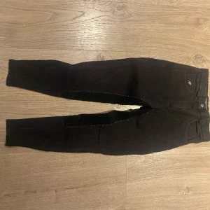 Ridbyxor - Ridbyxor från Ridingwear i storlek 150 använts en del och i hyfsat skick de slitage som finns syns på den tredje bilden.