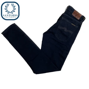 Nudie Jeans | Svart - Väldigt feta Nudie jeans i 8,5/10 skick. Storleken är w27L30 passar dig under 170cm troligen.  Nypris: 1600kr Skriv vid frågor eller funderingar🙌