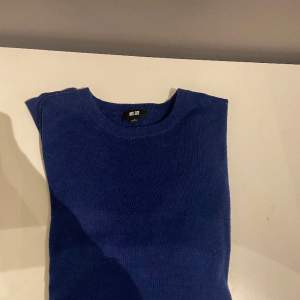 En marinblå uniqlo långarmad tröja i bra skick. Tröjan är i 100% merinoull och har inga defekter hur som helst. Priser kan diskuteras✅🤝