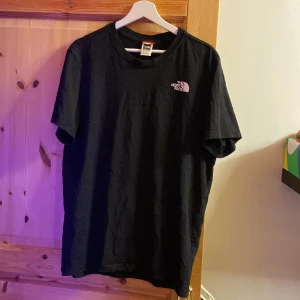 The North Face T-shirt  - The North Face T-shirt i storlek L. T-shirten är i mycket bra skick och inte använd mycket 