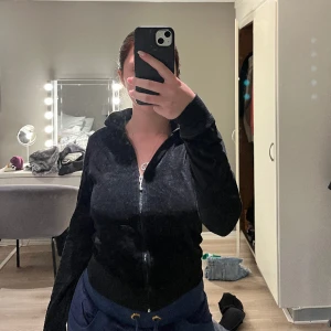 Juciy kofta  - Säljer denna skit snygga vintage Juciy koftan som inte längre går att få tag på! Jätte fint tryck på ryggen. Pris kan diskuteras 