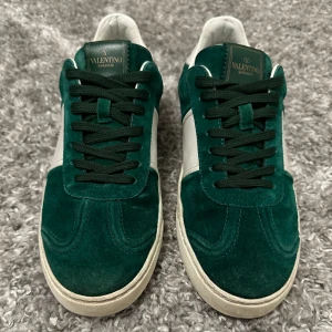 Valentino flycrew  - Cond: 8/10! Alla nitar är kvar, båda dustbags. Hör av dig om du har några frågor✅