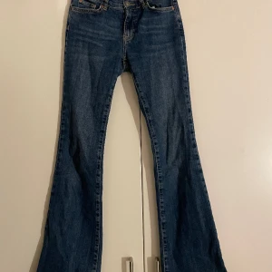 Jeans - Snygga jeans från Gina tricot! Säljer på grund av att dom inte kommer till användning löngre, har dock två hål💕