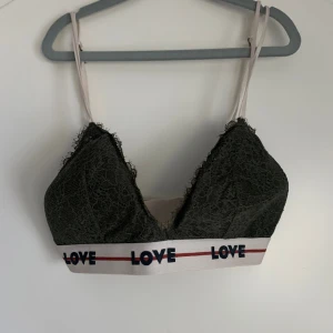 BH från Lindex x Lovestories - Bh från Lindex x Lovestories. Har klippt bort storlekslappen men skulle säga att den är 75B/C. Använd men i bra skick.