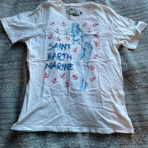 MC2 saint barth tshirt  - Extremt fet tisha i storlek M från Mc2 saint barth. Inköpt för ungefär 1000kr på farfetch och har använts lite men inga fel så mycket välbevarad. Sitter som en s-m. Skrynklig men går bort efter kort användning har bara legat i en låda så det är därfö