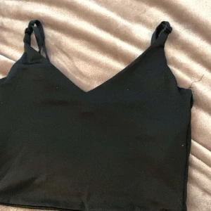 Kort linne - Säljer detta jätte fina linnet då det inte är min stil. Använd cirka 1-2 gånger. Man kan göra banden större. Från new yorker ny pris 95