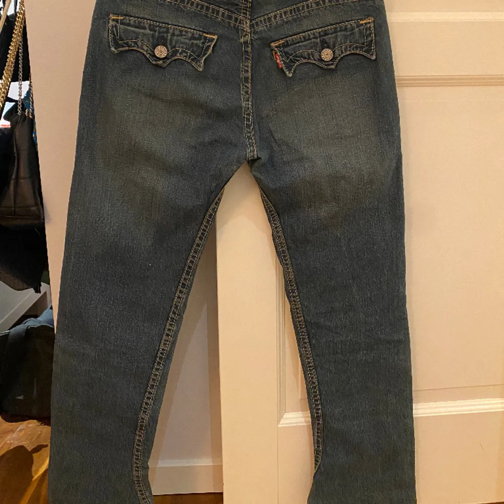 Levi’s jeans med snygga bakfickor, raka ben med låg midja, W30 L32 men skulle säga att det är en aning små i storleken . Jeans & Byxor.