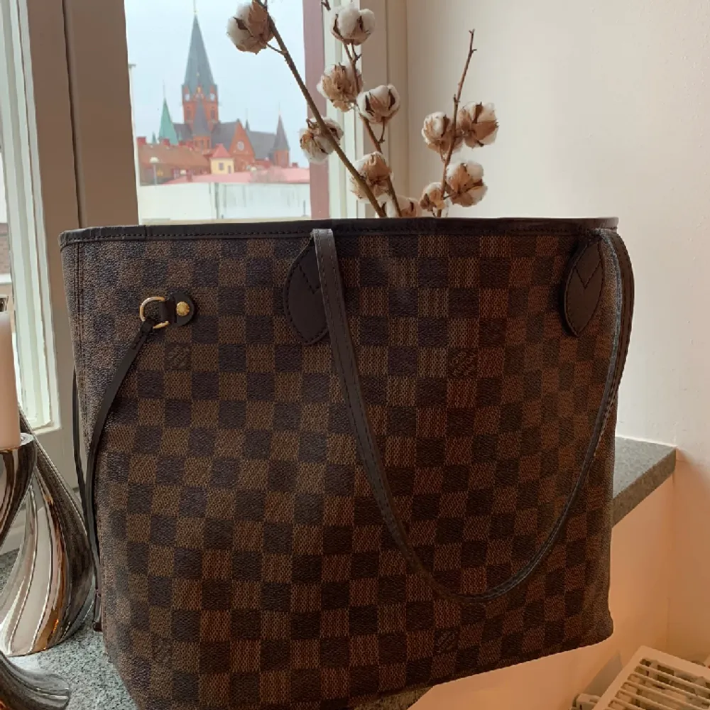 Louis Vuitton neverfull säljes pga att den inte kommer till användning :) sparsamt använd och mycket fint skick!. Väskor.