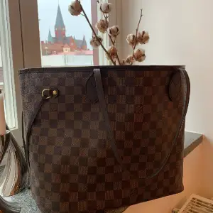 Louis Vuitton neverfull säljes pga att den inte kommer till användning :) sparsamt använd och mycket fint skick!