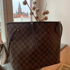 Äkta Louis Vuitton väldigt fint skick!!  - Louis Vuitton neverfull säljes pga att den inte kommer till användning :) sparsamt använd och mycket fint skick!