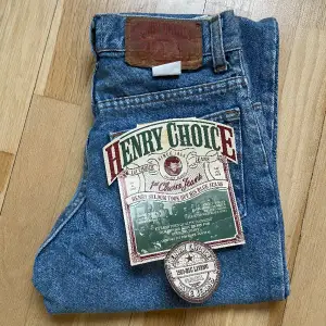 Vintage Jeans från Henry Choice, oanvända med lapp kvar då de legat på lager i massa år. Märkta storlek 146 men kolla mått, ungefär som storlek 32.   Mått är mätna rakt över platt.  Midja: 30 cm Höft/Stuss: 39,5 cm Beninnerlängd: 66,5 cm