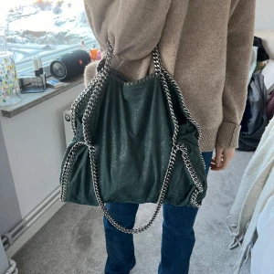 Stella McCartney falabella - Säljer min älskade Stella McCartney väska, den har lite defekter på handtaget men annars är själva materialet på väskan i top skick 