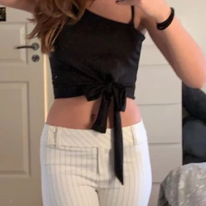 Topp  - Jättesöt svart topp som man kan knyta nedtill. Inget märke, inga defekter. Storlek S men passar också M då den är ganska bred 🌸💗🌟🌟